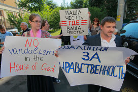 Protesters at Moscow's Khamovichesky District Court 
