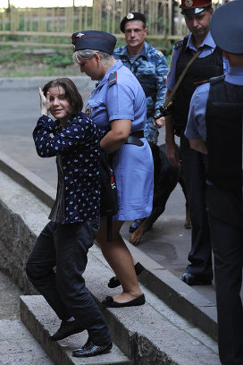 Pussy Riot member Yekaterina Samutsevich brought to court