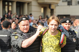 Pussy Riot supporter being seized at the courthouse